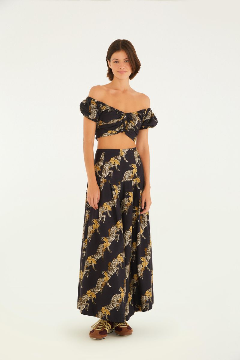 Blusa estampada con tema de cebra, vista trasera destacando el estilo corto y el patrón del estampado.