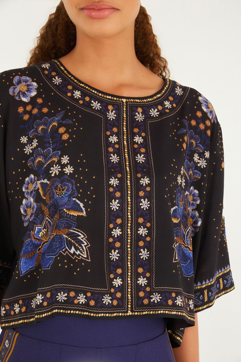 Acercamiento del estampado floral en la camiseta cropped, mostrando detalles intrincados.