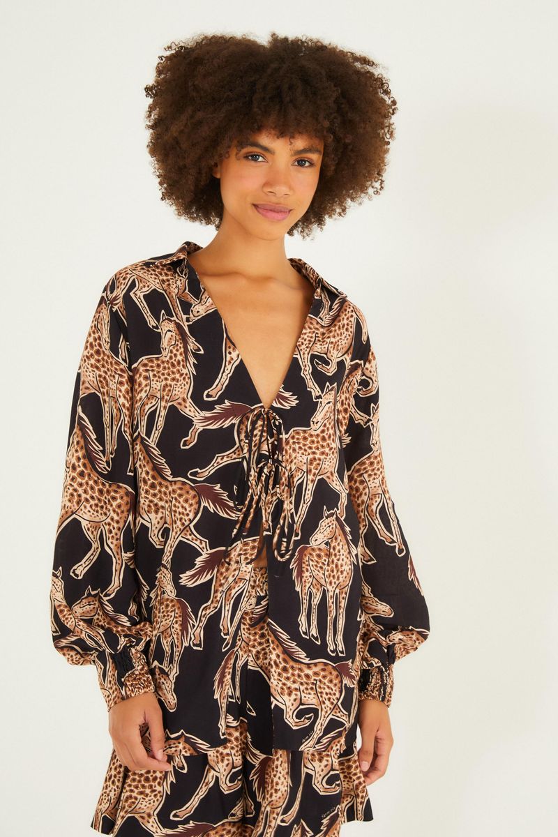 Camisa estampada con diseño holgado y cómodo, vista frontal.
