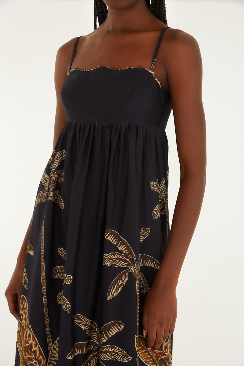 Detalle del estampado localizado del vestido cropped, con elementos botánicos.