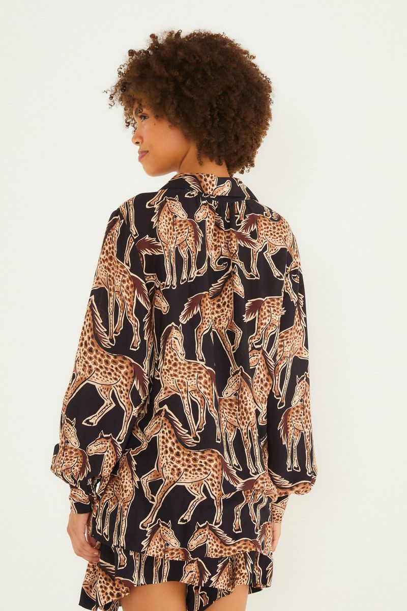 Vista trasera de la camisa estampada con diseño holgado y cómodo.