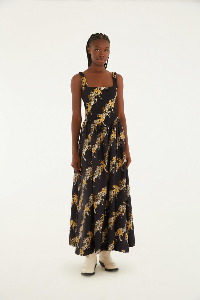 Imagen de una modelo vistiendo un vestido midi con estampado de cebra, vista frontal.