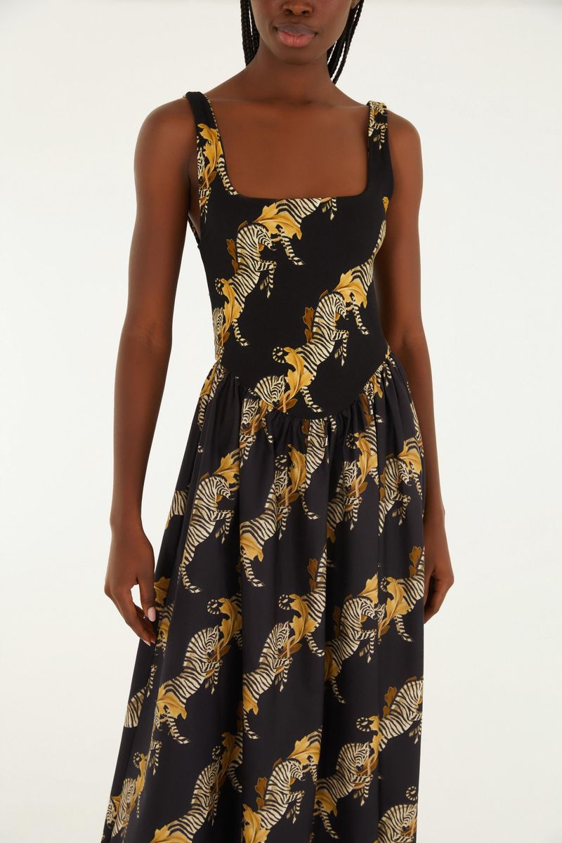 Close-up del vestido midi con estampado de cebra, destacando el corsé y el estampado.