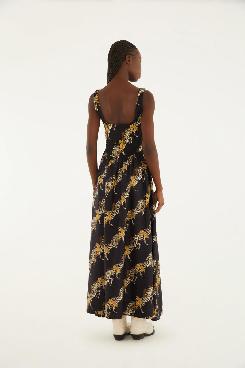 Vista trasera del vestido midi con estampado de cebra, mostrando el diseño de la espalda.