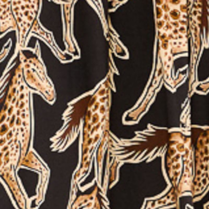 Detalle del estampado del vestido largo con caballos y onzas, mostrando los elementos gráficos.