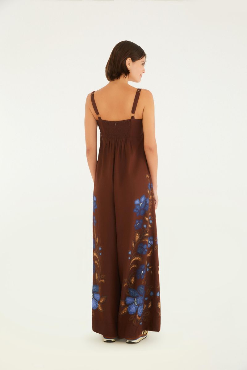 Macacón floral marrón con estampado de flores azules, detalle del corpiño y tirantes anchos.
