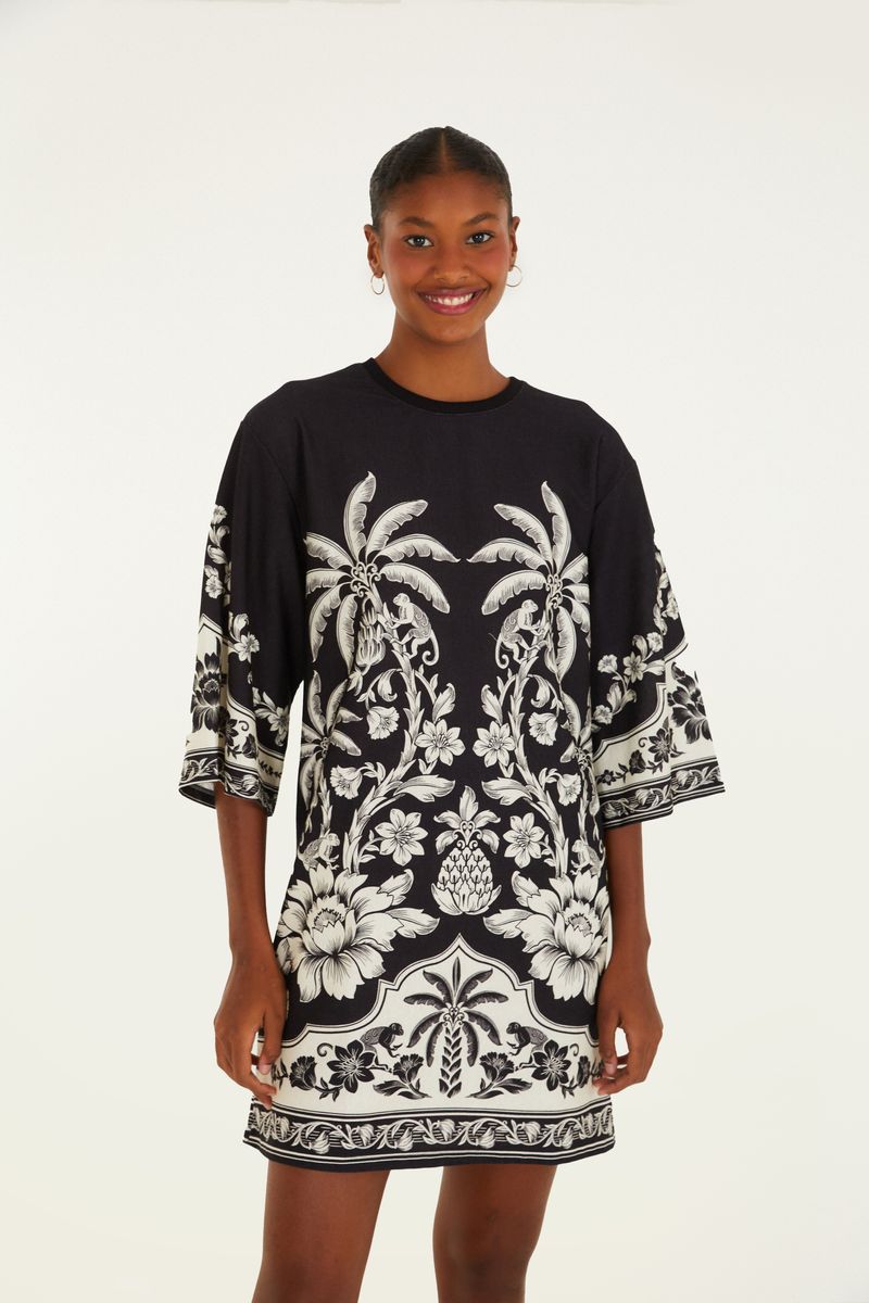 Vestido estilo camiseta con estampado botánico en blanco y negro, visto de frente.