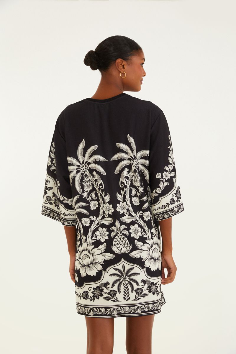 Vestido estilo camiseta con estampado botánico en blanco y negro, visto desde atrás.