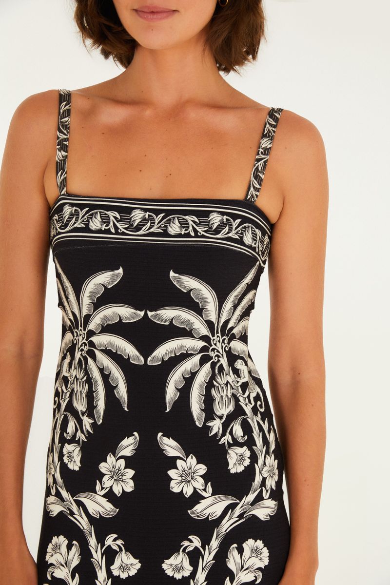 Detalle del escote cuadrado y los tirantes finos del vestido midi con estampado botánico en blanco y negro.