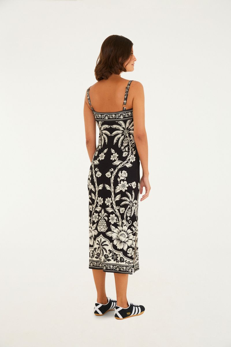 Vista lateral del vestido midi con estampado botánico en blanco y negro, destacando la silueta ajustada.