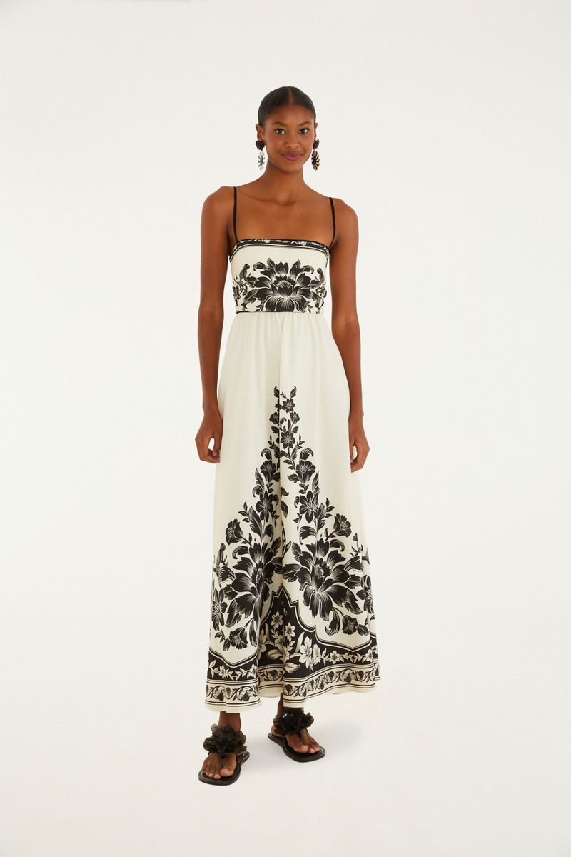Vestido largo con estampado floral en blanco y negro, tiras delgadas y escote cuadrado.
