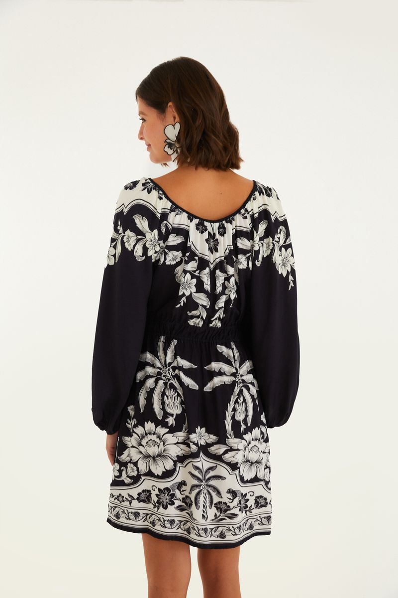 Vista frontal del vestido corto con diseño floral, destacando la cintura ajustada.