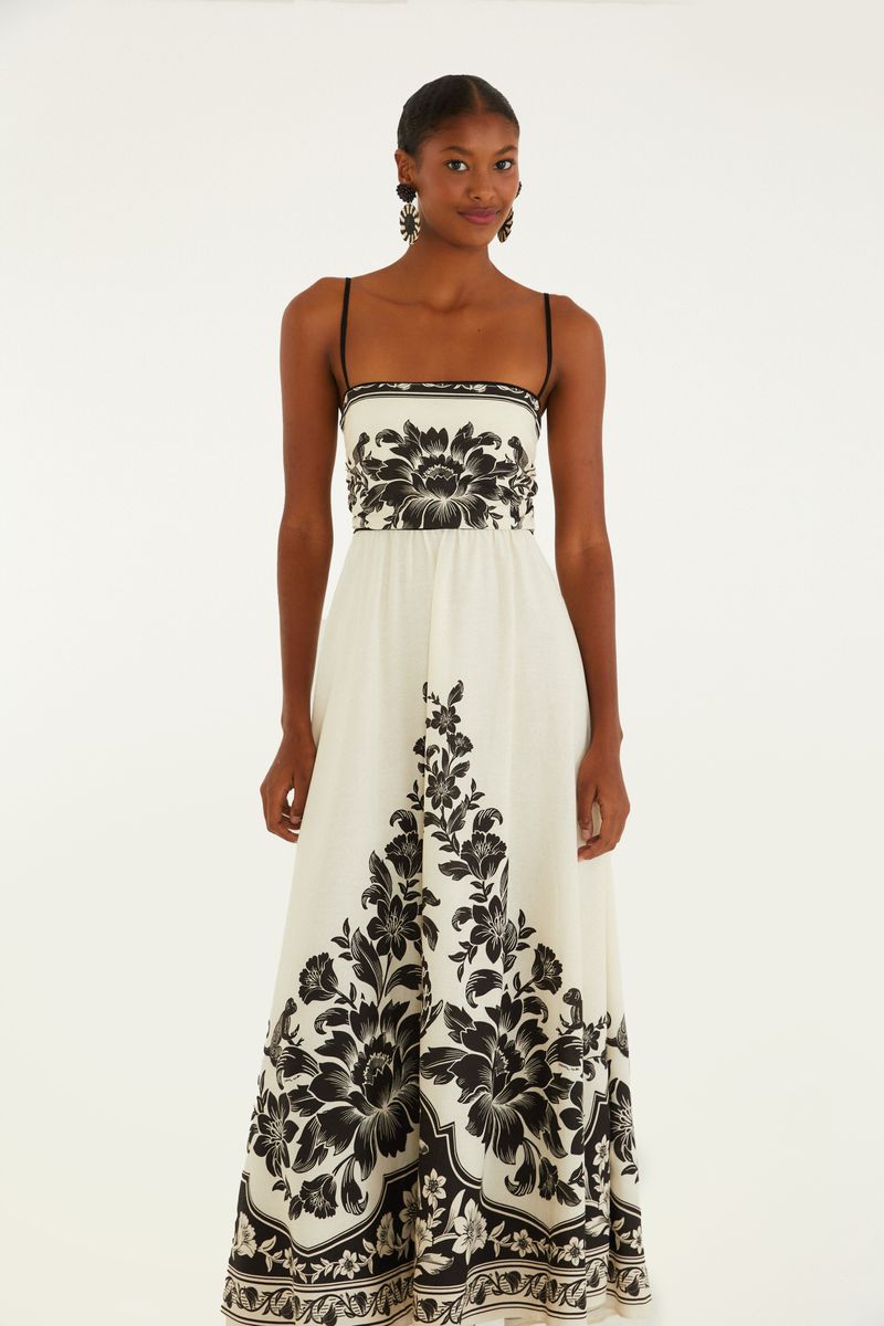 Vista trasera del vestido largo con estampado floral, mostrando el detalle de amarre en la espalda.
