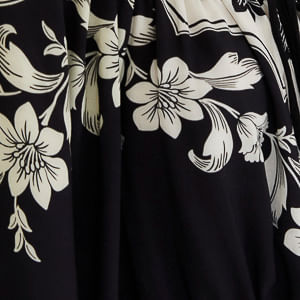 Vista posterior del vestido corto con diseño floral, mostrando el diseño de la espalda.