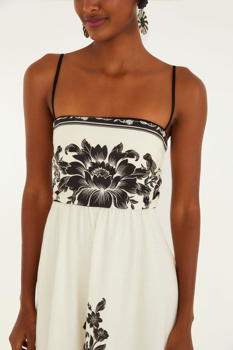 Detalle del corpiño del vestido con estampado floral en blanco y negro.
