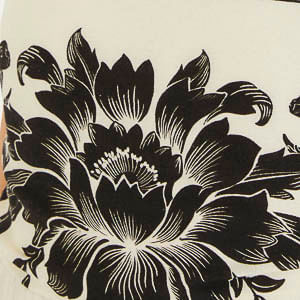 Primer plano del estampado floral en blanco y negro del vestido.