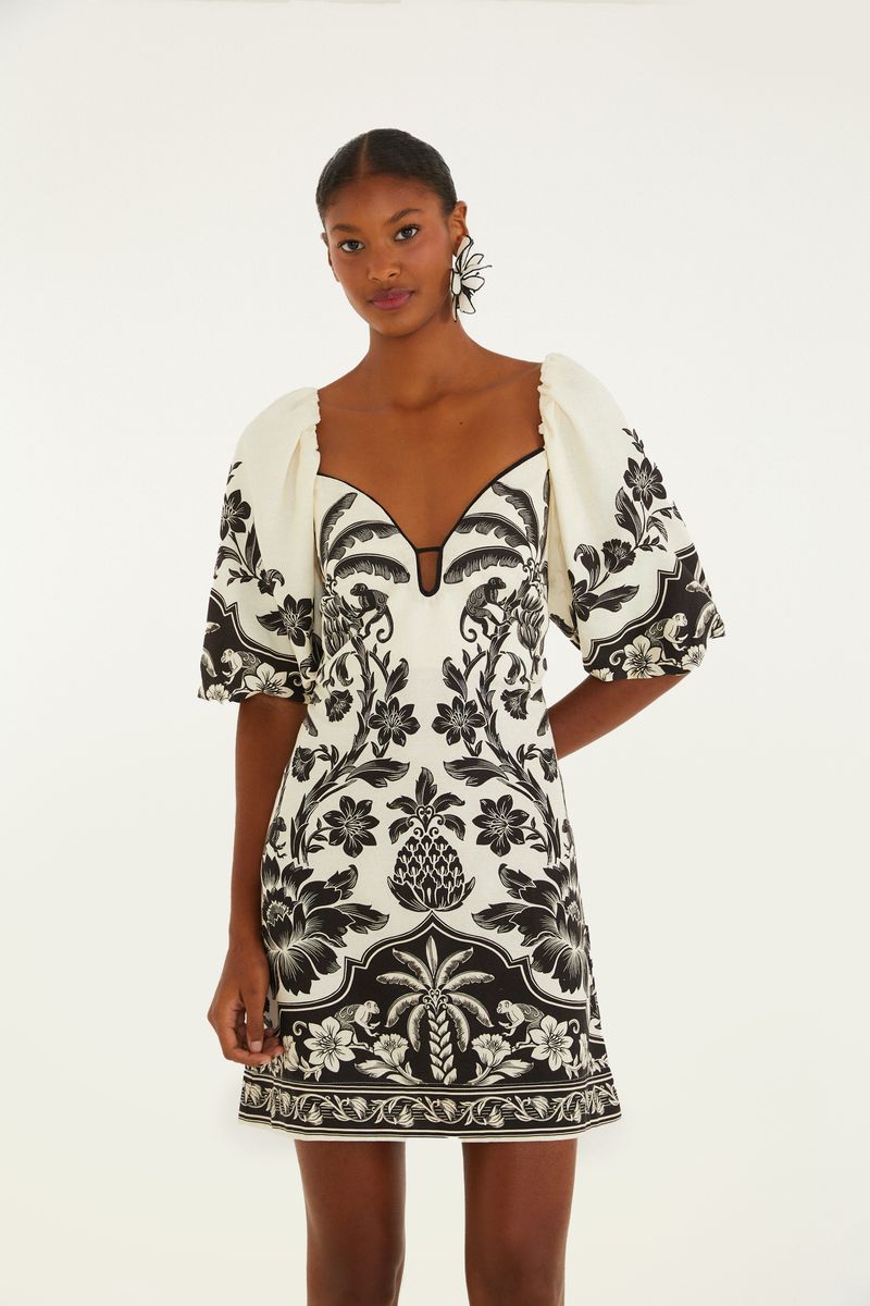 Vista trasera del vestido corto con estampado floral en blanco y negro, escote profundo en la espalda.