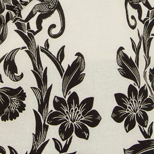 Acercamiento al estampado floral en blanco y negro del vestido corto.