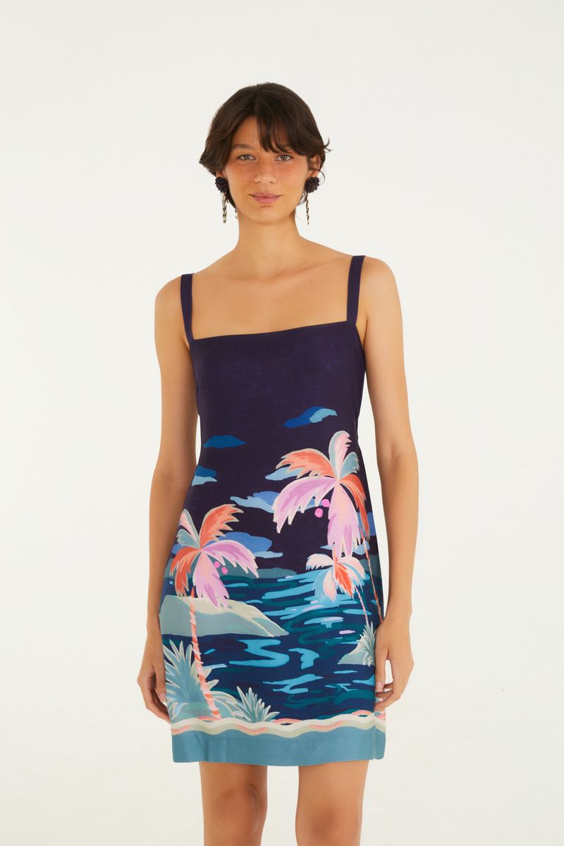 Imagen de un vestido corto con tirantes anchos y estampado tropical, visto de frente.