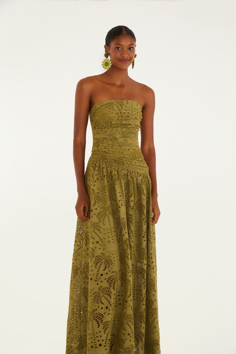 Vestido largo verde con detalles de laise, modelo palabra de honor, visto de espaldas.