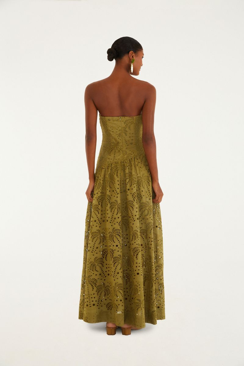 Vista trasera del vestido largo verde con detalles de laise, modelo palabra de honor.
