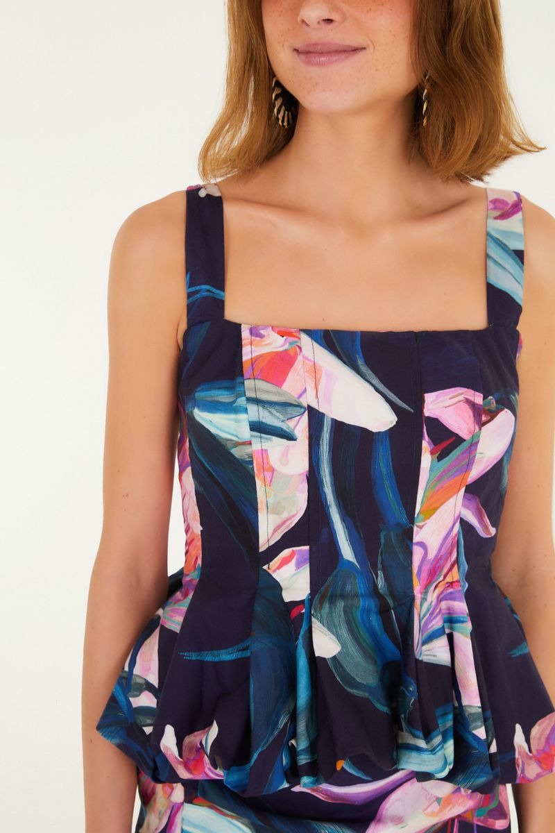 Detalle del escote cuadrado y estampado floral tropical de la Blusa Lilia.