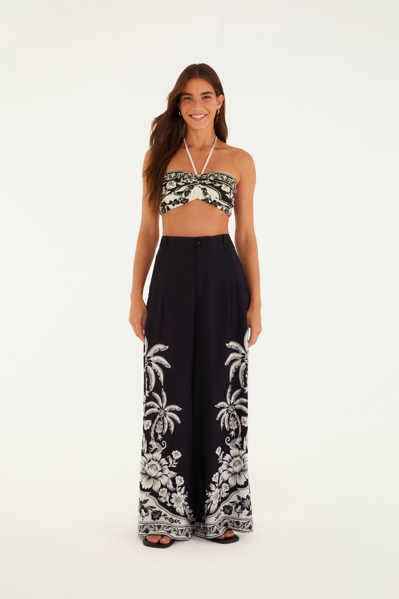 Imagen de un conjunto con top estampado y pantalón largo botánico.