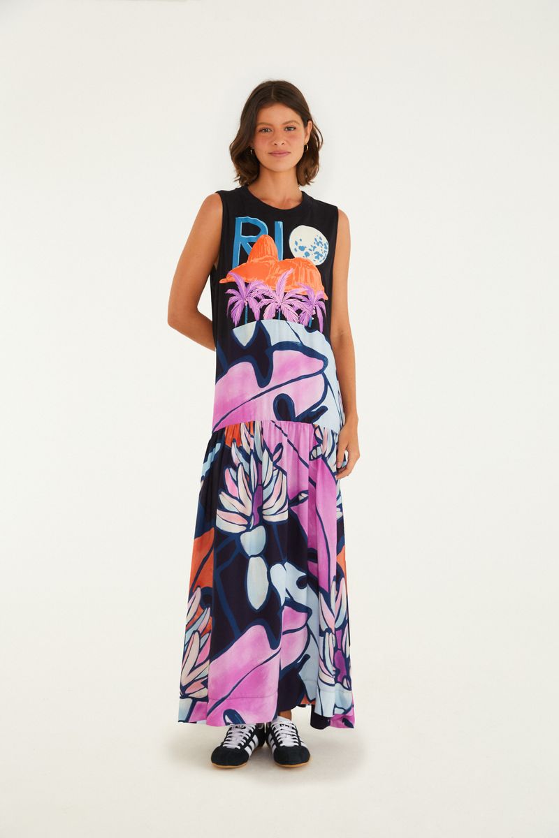 Vestido estampado con diseño vibrante, mostrando detalles de colores y patrones.