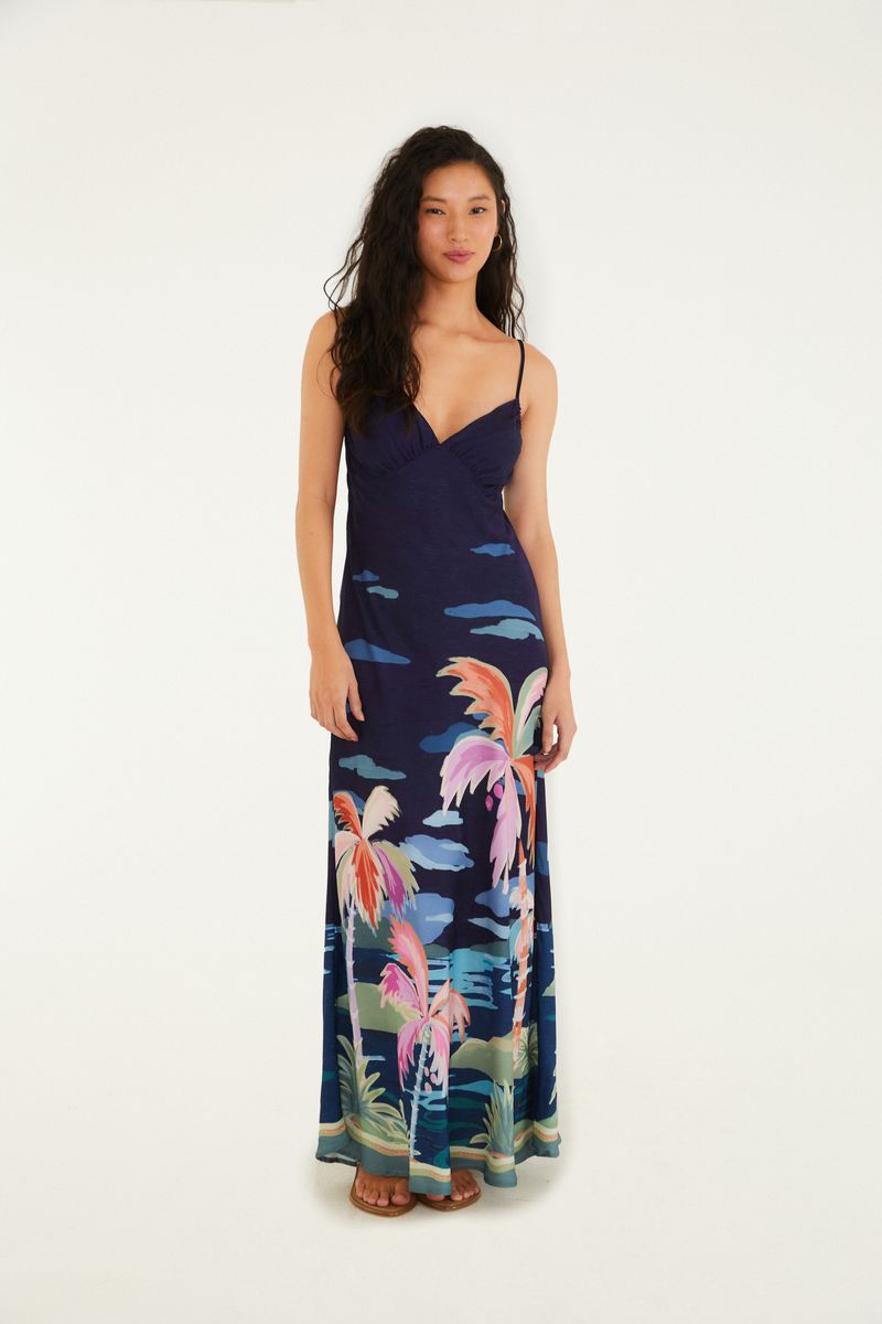 Imagen de un vestido largo estampado con tirantes finos, visto de frente.