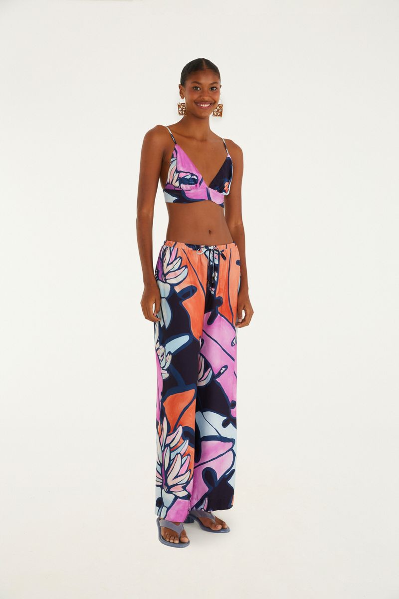 Imagen de un conjunto con top y pantalón estampados con patrón tropical, ideal para ocasiones casuales.