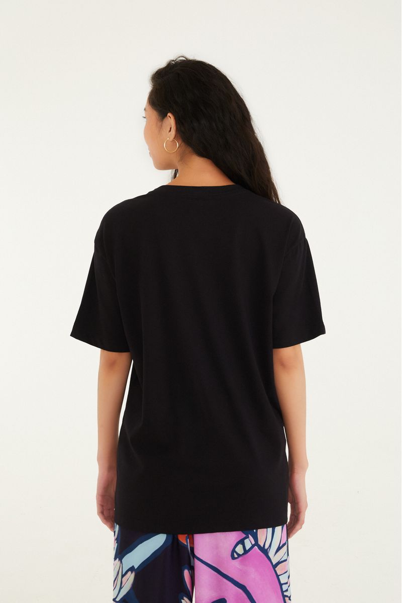 Vista trasera de la camiseta negra, mostrando el diseño sencillo y cómodo.