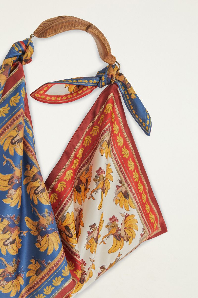 Detalle de los estampados tropicales de la Bolsa Mini Sereia Banana.