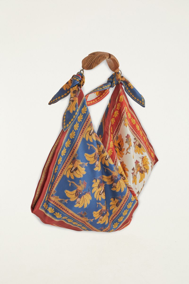 Bolsa Mini Sereia Banana con diseño tropical y asas de madera.