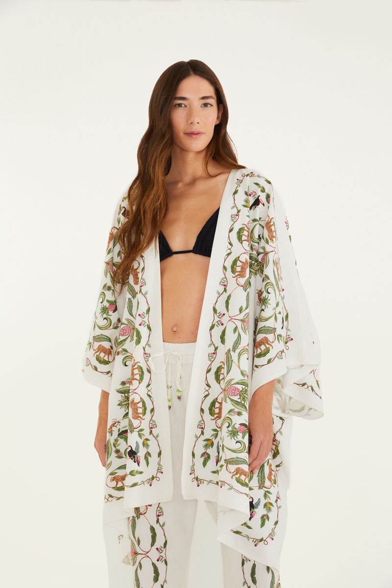 Vista frontal del kimono Floresta Doce con estampado detallado y colores suaves.