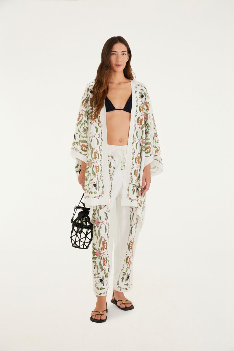 Vista completa del kimono Floresta Doce acompañado de pantalón estampado.
