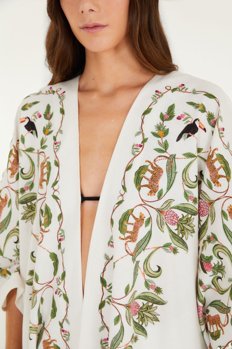 Detalle del estampado del kimono Floresta Doce mostrando elementos naturales.