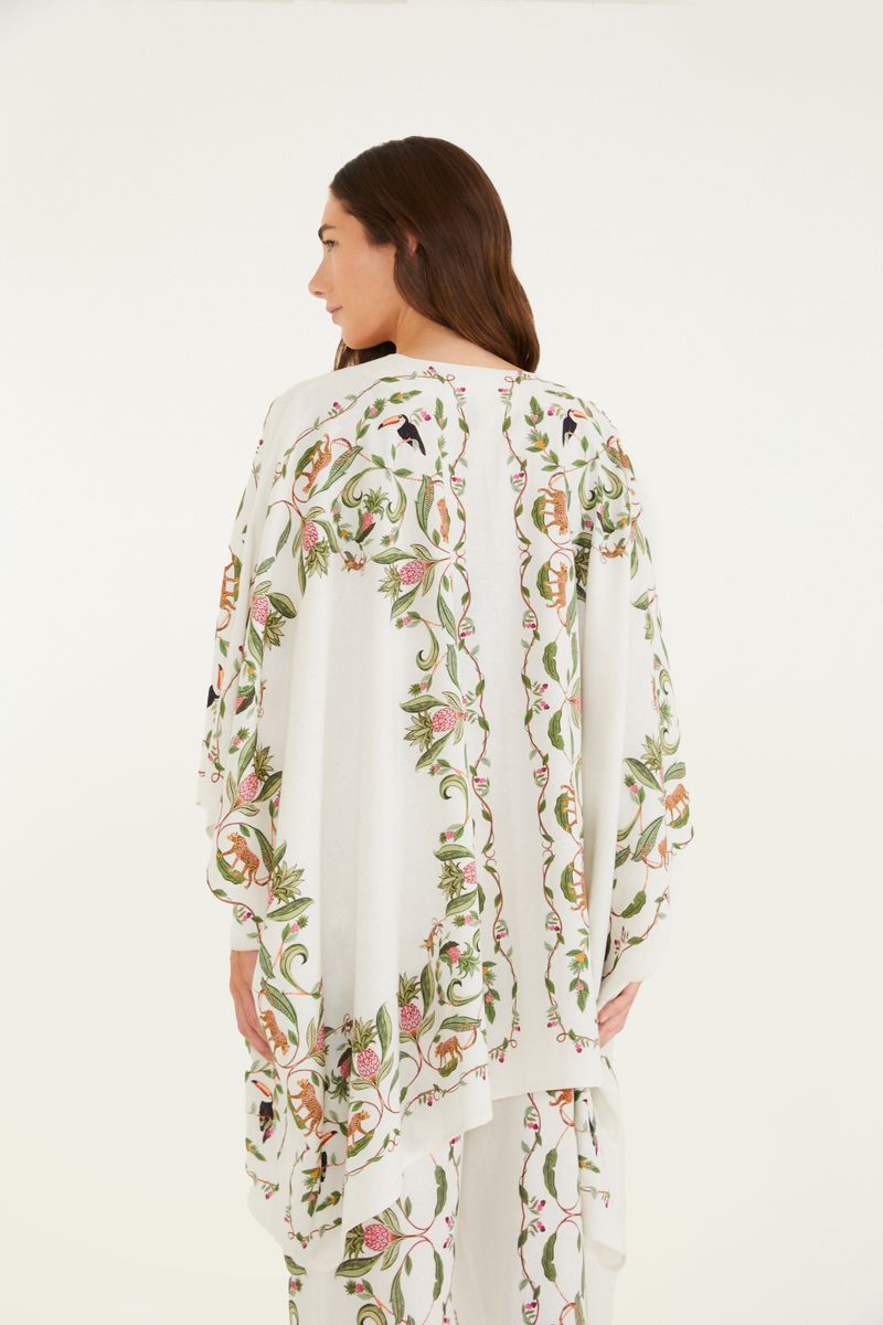 Vista trasera del kimono Floresta Doce destacando el patrón repetitivo.