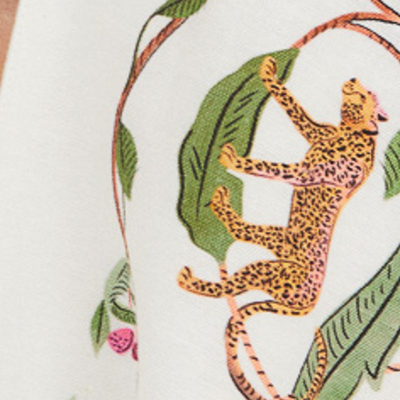 Acercamiento al estampado del kimono Floresta Doce mostrando un leopardo y follaje.