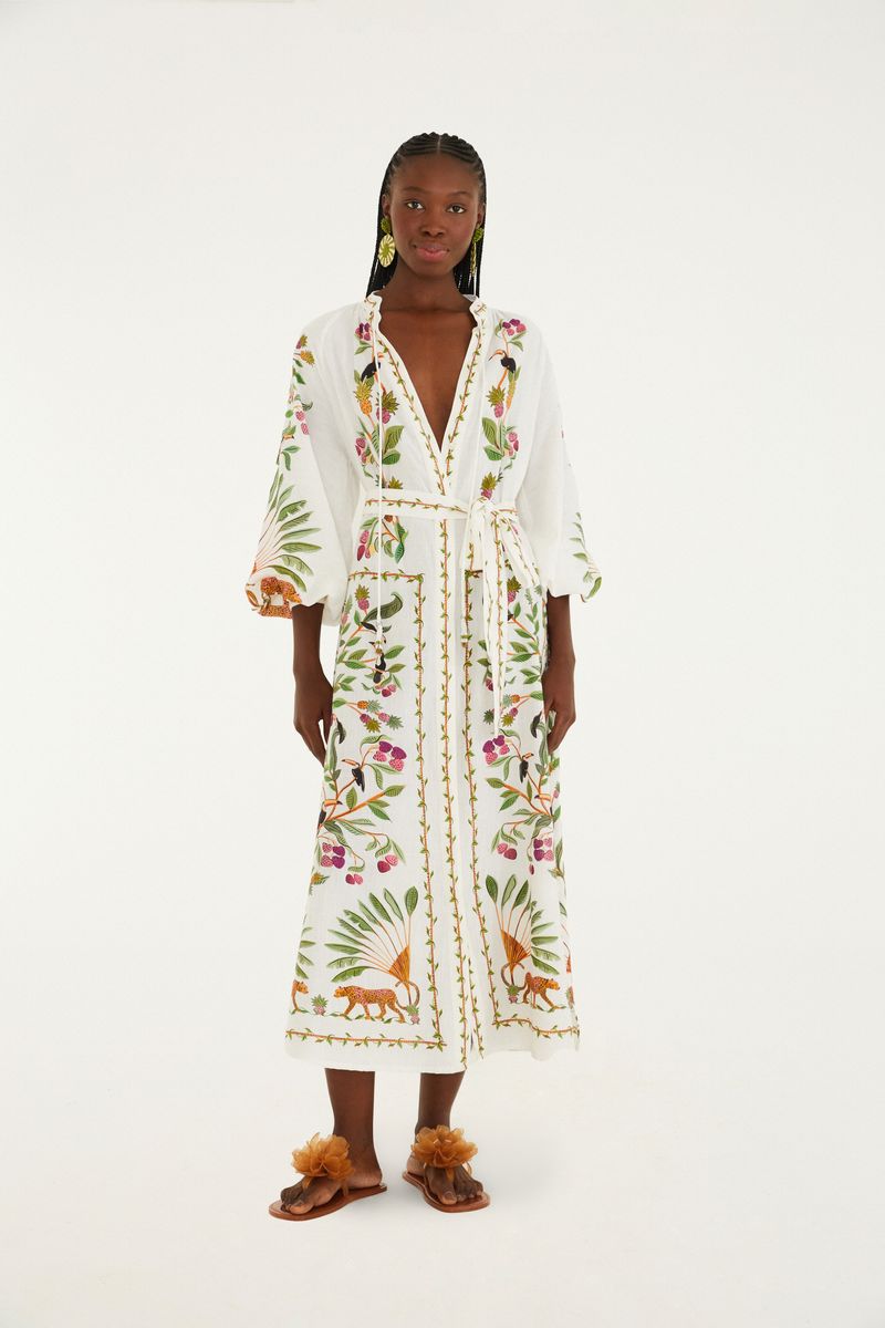 Vestido largo con mangas largas y estampado tropical, mostrado de frente.