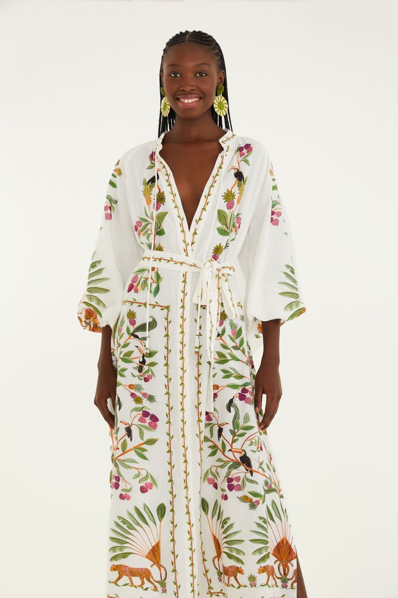 Vestido largo con mangas largas y estampado tropical, mostrado de lado.
