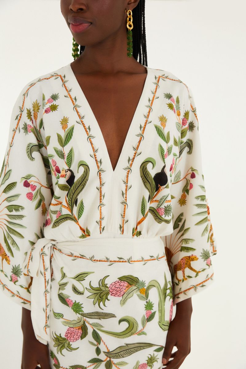 Vista trasera del vestido corto con estampado de bosque dulce, mostrando detalles del estampado y del ajuste.