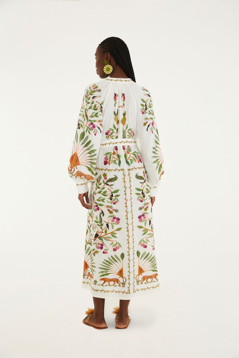 Vista trasera del vestido largo con estampado tropical.
