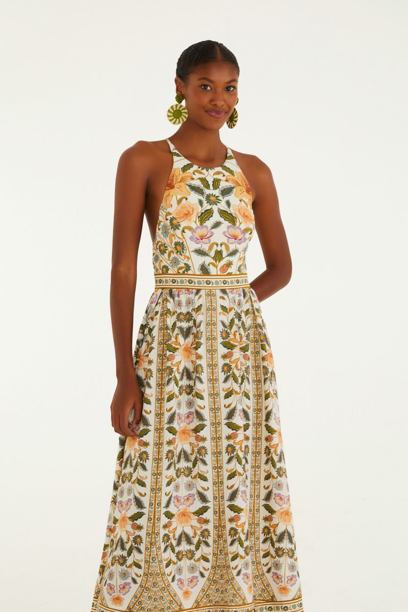 Vestido largo sin mangas con estampado floral en tonos vibrantes, visto de lado.
