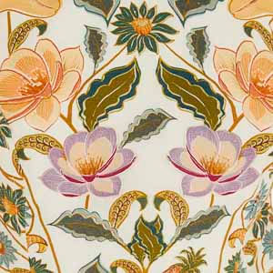Acercamiento del estampado floral del vestido mostrando los detalles de las flores y hojas.