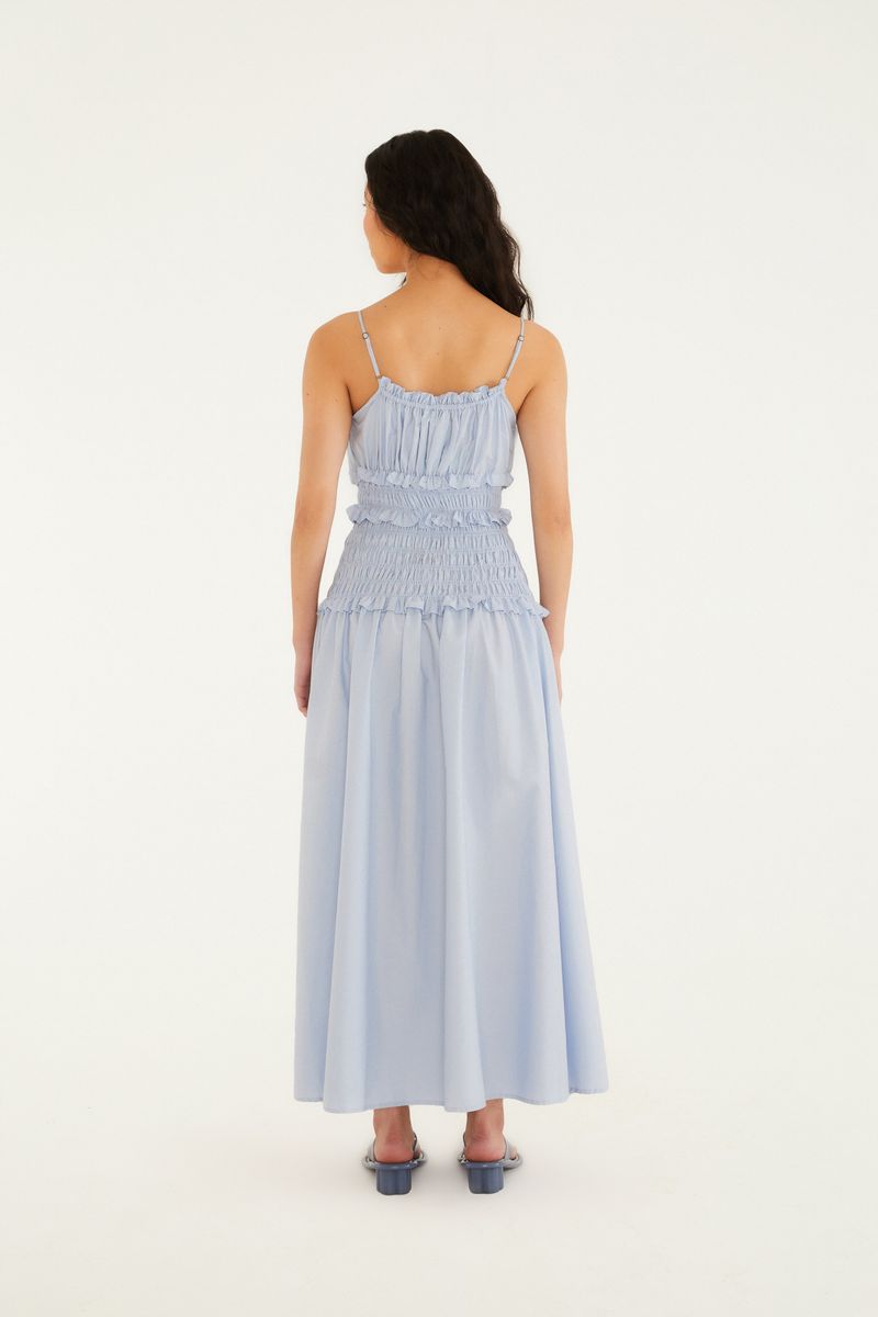 Detalle del shirring y acabado del vestido azul claro.
