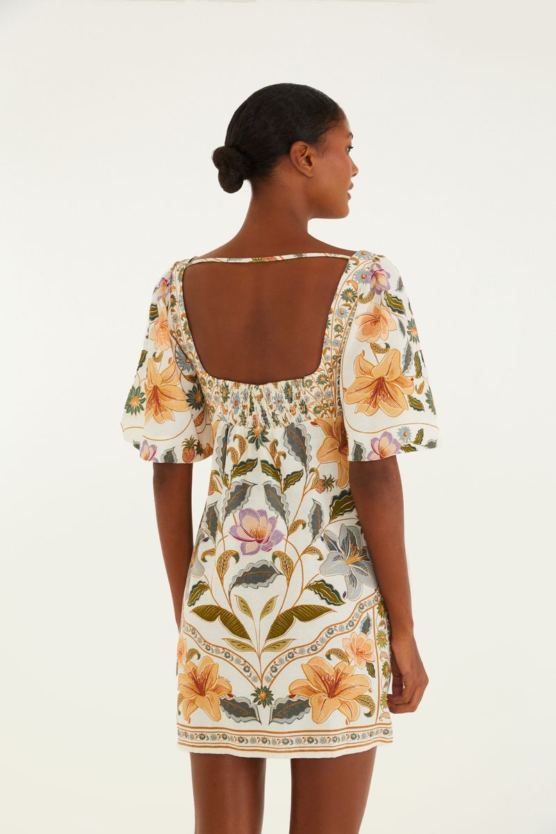 Detalle del escote cuadrado del vestido corto con estampado floral.