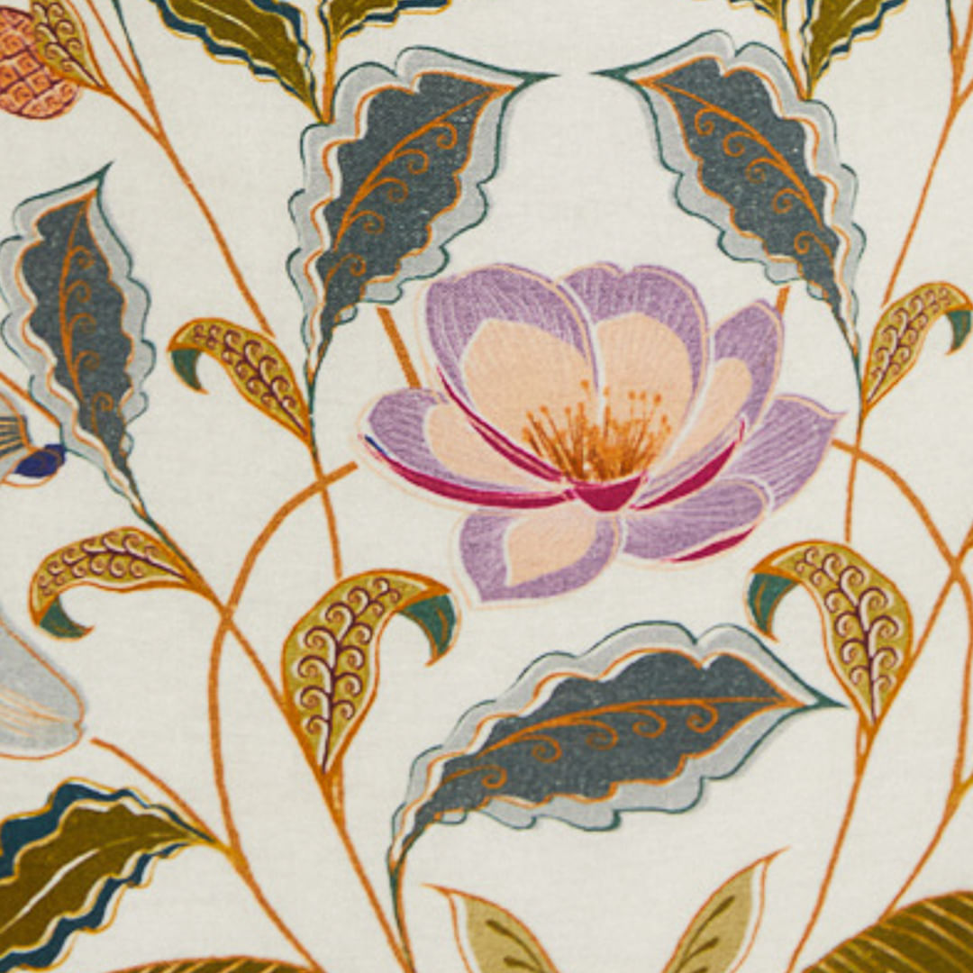Acercamiento al estampado floral del vestido corto, mostrando detalles intrincados.