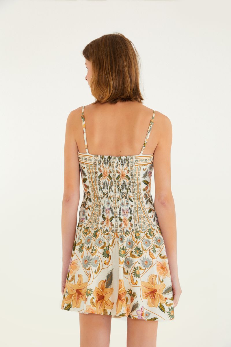 Vista trasera del vestido corto con tirantes delgados y estampado floral.