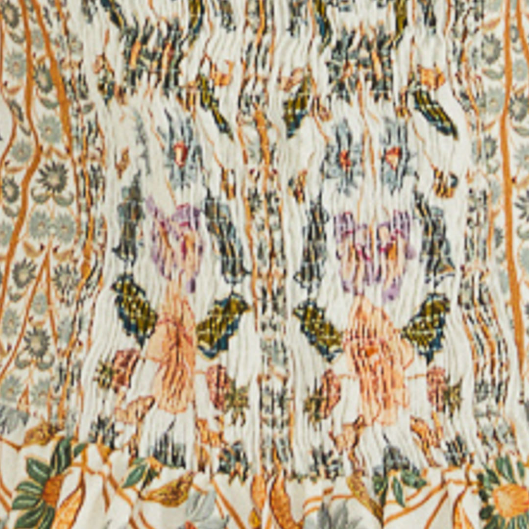 Acercamiento de la parte trasera del vestido mostrando detalles del estampado floral y textura de la tela.