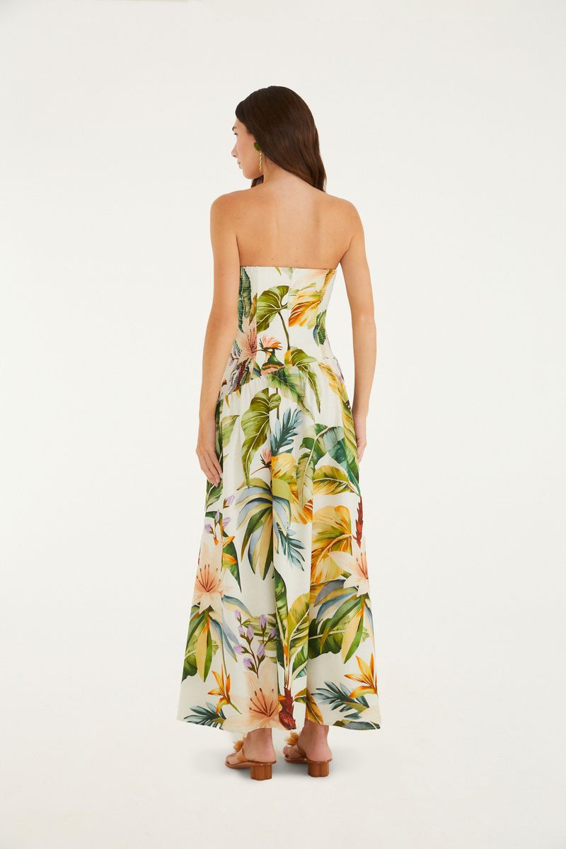 Vista lateral del vestido largo con estampado tropical.